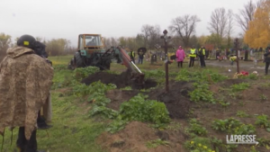 Ucraina, corpi di 17 soldati uccisi in una fossa a Kharkiv