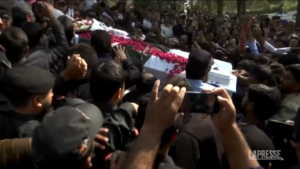 Pakistan, i funerali del giornalista ucciso “per errore” in Kenya