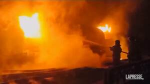 Ucraina, fiamme in un deposito di petrolio nel Donetsk