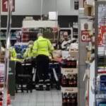 Milano, accoltellate 5 persone in centro commerciale