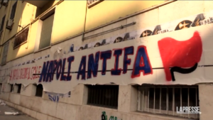 Napoli, manifesti pro marcia su Roma coperti da striscione antifascista