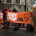 Gb, attivisti climatici bloccano il centro di Londra