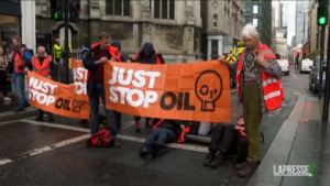 Gb, attivisti climatici bloccano il centro di Londra