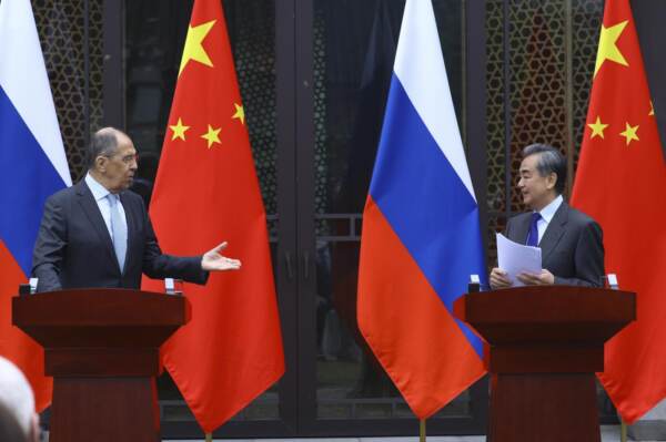 Cina, il ministro degli Esteri Wang Yi in conferenza con la controparte russa Sergey Lavrov