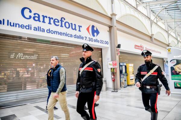 Il centro Commerciale Milanofiori il giorno dopo gli accoltellamenti al supermercato Carrefour