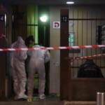 Milano, i rilievi della scientifica sotto casa dell’ultrà ucciso