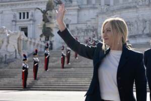 Altare della Patria, il Presidente del Consiglio Giorgia Meloni rende omaggio alla tomba del Milite Ignoto