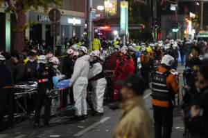 Seoul, tragedia alla festa di Halloween: centinaia di persone travolte dalla calca