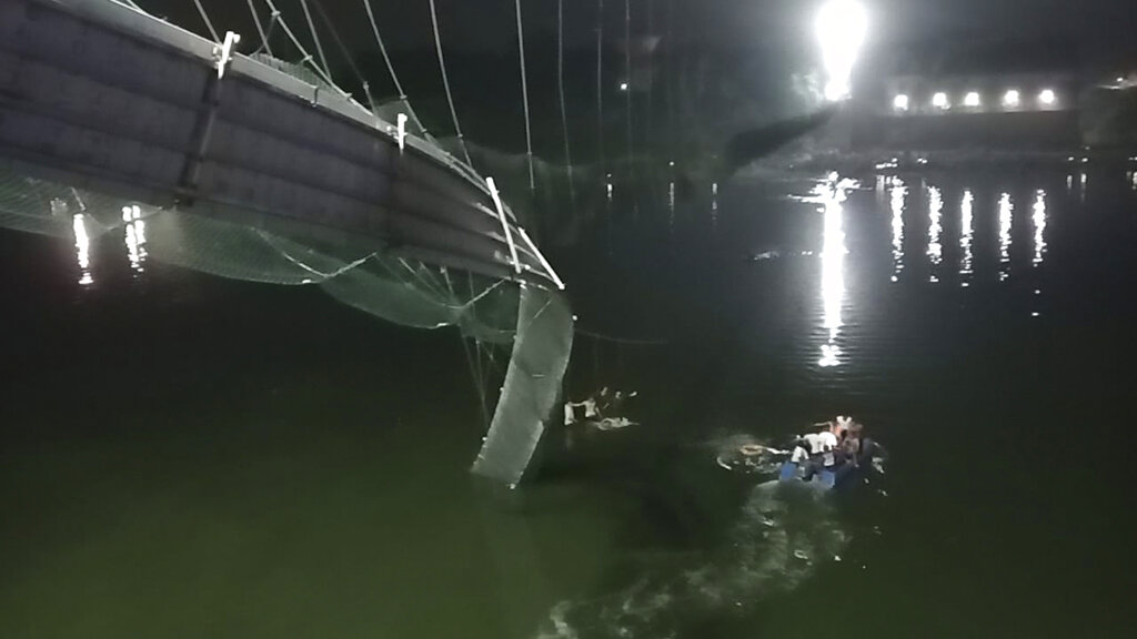 India, crolla ponte pedonale: decine di morti