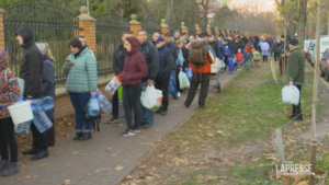 Ucraina, code per l’acqua a Kiev dopo i raid russi