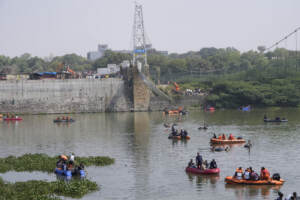 India, crolla ponte pedonale sul fiume Machchhu