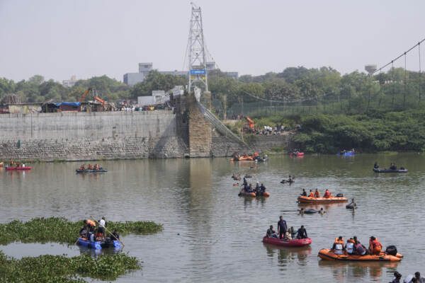 India, crolla ponte pedonale sul fiume Machchhu