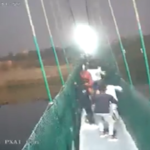 India, il momento del crollo del ponte nel Gujarat