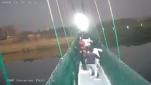 India, il momento del crollo del ponte nel Gujarat