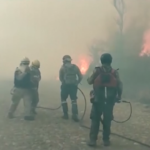 Bolivia, pompieri affrontano le fiamme nel parco naturale
