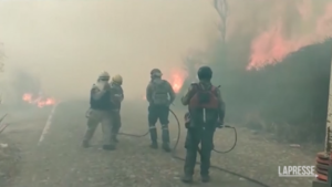Bolivia, pompieri affrontano le fiamme nel parco naturale