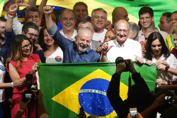 Brasile, Lula: “Hanno cercato di seppellirmi ma sono risorto”