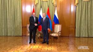 Sochi, Putin riceve i leader di Armenia e Azerbagian e invita alla pace