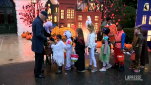 Halloween, i Biden accolgono i bambini alla Casa Bianca