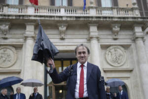 XIX legislatura, Angelo Bonelli arriva alla Camera e riceve la campana della pace di Rovereto