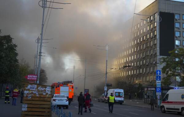 Drone kamikaze colpisce Kiev: esplosioni in città