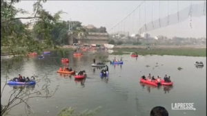 India, crollo ponte: soccorritori dragano le acque alla ricerca dei dispersi