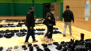 Seul, le scarpe delle vittime della tragedia raccolte in palestra