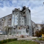 Ucraina, tv russa mostra hotel bombardato nella regione di Luhansk