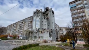 Ucraina, tv russa mostra hotel bombardato nella regione di Luhansk