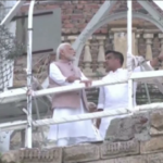 India, il premier Modi visita il luogo del ponte crollato