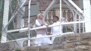 India, il premier Modi visita il luogo del ponte crollato