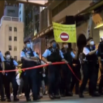 Hong Kong, polizia controlla flusso persone durante festa Halloween