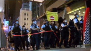 Hong Kong, polizia controlla flusso persone durante festa Halloween