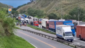 Brasile, camionisti pro Bolsonaro bloccano strade dopo vittoria Lula