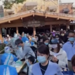 Shanghai, Disneyland in ‘quarantena’: visitatori e personale costretti a tampone anti-Covid