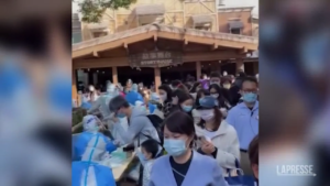 Shanghai, Disneyland in ‘quarantena’: visitatori e personale costretti a tampone anti-Covid