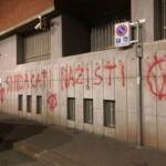 Torino, imbrattata sede Cisl: “Sindacati nazisti”