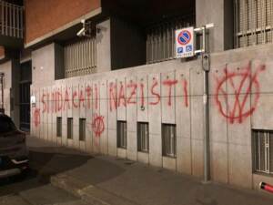 Torino, imbrattata sede Cisl: “Sindacati nazisti”