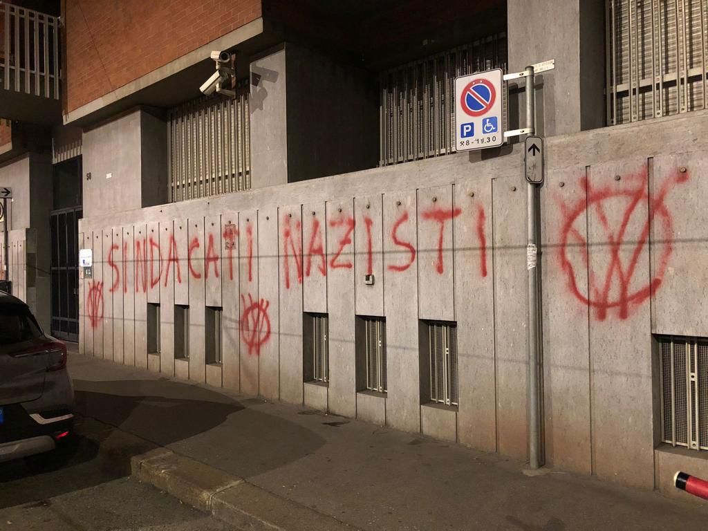 Torino, imbrattata sede Cisl: “Sindacati nazisti” Torino, imbrattata sede Cisl: “Sindacati nazisti”