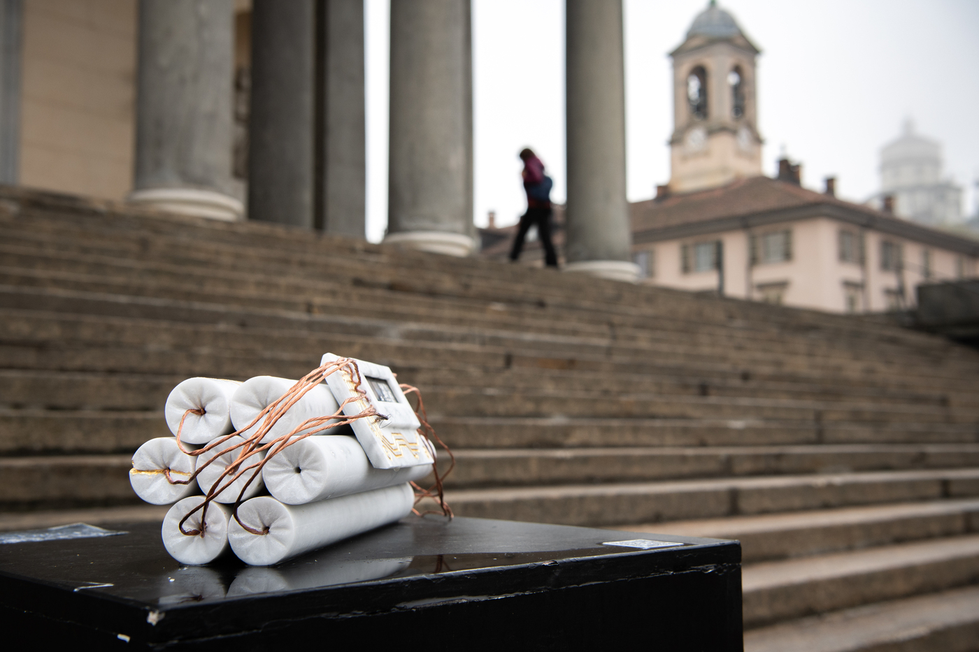 Torino, una bomba alla Gran Madre: ma è una scultura Torino, una bomba alla Gran Madre: ma è una scultura
