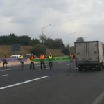 Roma, attivisti bloccano Grande raccordo anulare: tensione con automobilisti