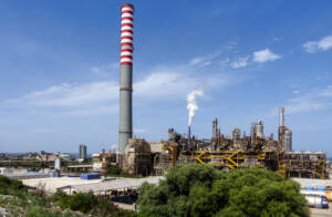 Ucraina, Wsj: “Mosca elude sanzioni su petrolio tramite raffineria Priolo”