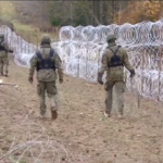 Ucraina, la Polonia mette il filo spinato al confine con la russa Kaliningrad