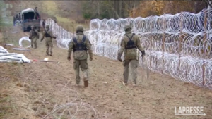 Ucraina, la Polonia mette il filo spinato al confine con la russa Kaliningrad