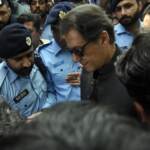 Pakistan, ex premier Khan ferito in attentato