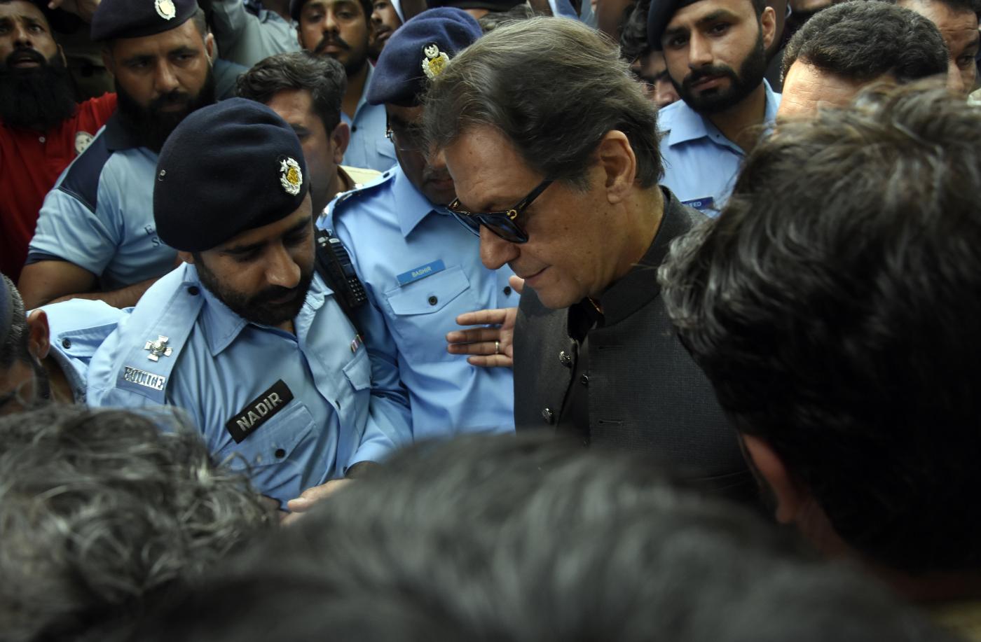 Pakistan, ex premier Khan ferito in attentato
