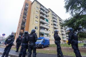 Milano, Le Forze dell’Ordine sgomberano le stecche occupate delle case popolari di Via Bolla