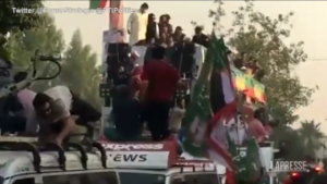 Pakistan, spari contro l’ex premier Khan: il video