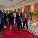 Meloni, la premier accolta da Metsola all’Europarlamento