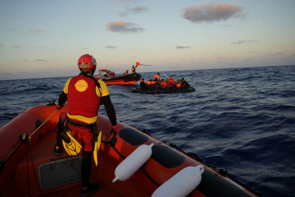 Migranti, operazione di salvataggio della ONG spagnola Open Arms nella zona SAR libica